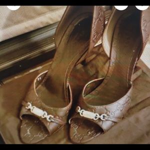 Leather soft heels by Gucci,